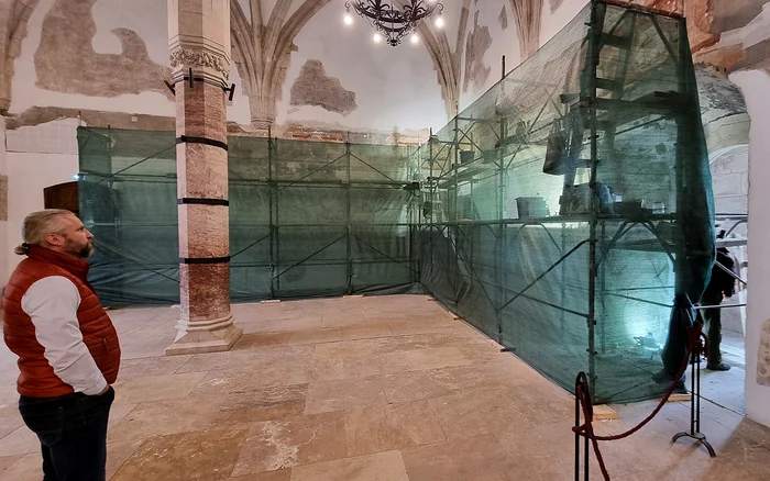 Sorin Tincu, directorul Muzeului Castelului Corvinilor, în Sala Dietei. Foto: Primăria Hunedoara