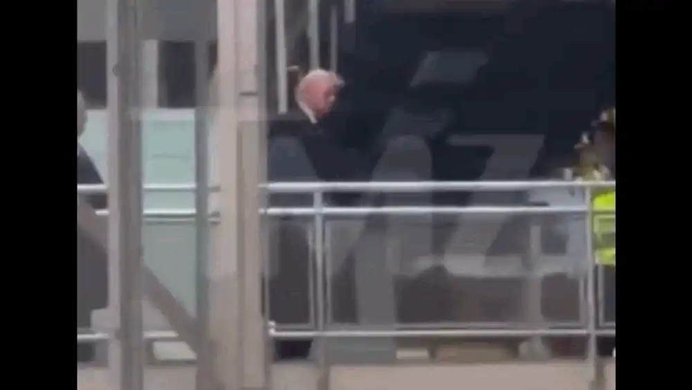 Gest controversat: Trump a fost filmat când arată degetul mijlociu unui protestatar, în timpul vizitei sale la o fabrică Ford din Detroit