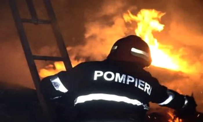 Pompierii au intervenit ore  bune pentru stingerea incendiului FOTO somax tv