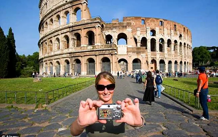 Coloseumul din Roma câştigă lprimul loc în topul celor mai bune locuri pentru selfie. FOTO Daily Mail