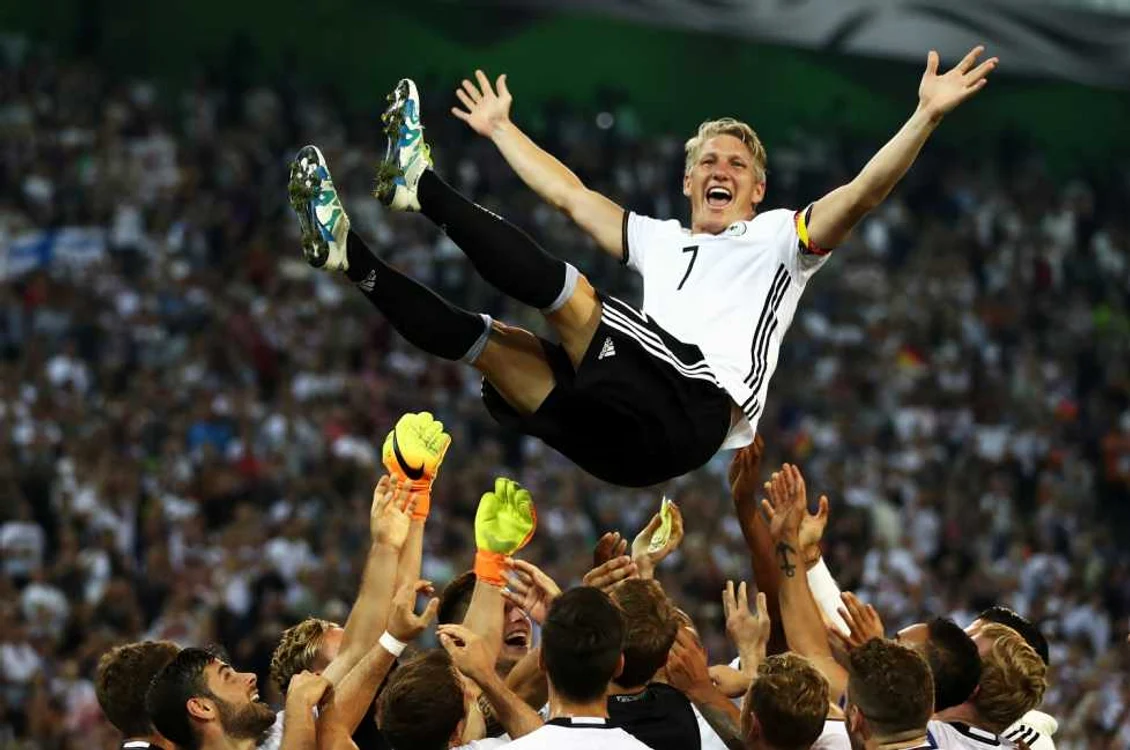 Fotbalistul german Bastian Schweinsteiger  este aruncat în aer de către colegi după ultimul său meci internaţional în timpul meciului amical între Germania şi Finlanda la Borussia Park Monchengladbach Germania  FOTO Guliver Gettyimages Lars Baron 