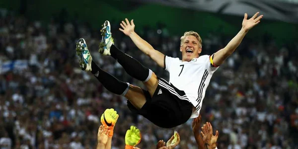 Fotbalistul german Bastian Schweinsteiger  este aruncat în aer de către colegi după ultimul său meci internaţional în timpul meciului amical între Germania şi Finlanda la Borussia Park Monchengladbach Germania  FOTO Guliver Gettyimages Lars Baron 