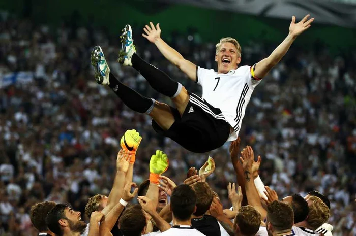 Fotbalistul german Bastian Schweinsteiger  este aruncat în aer de către colegi după ultimul său meci internaţional în timpul meciului amical între Germania şi Finlanda la Borussia Park Monchengladbach Germania  FOTO Guliver Gettyimages Lars Baron 