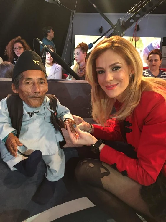 
    Roxana Ciuhulescu, alături de cel mai mic om din lumeFoto: arhivă personală  