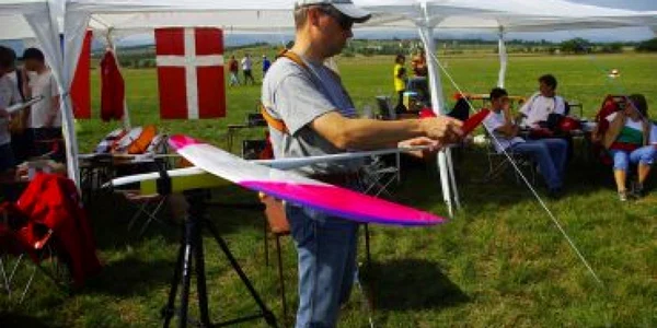 Sibiu: Viteză şi spectacol cu aeromodele pe cerul Cisnădiei