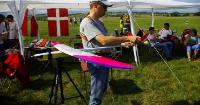 Piloţii şi contructorii de aeromodele vor face show la Sânpetru. FOTOArhivă.