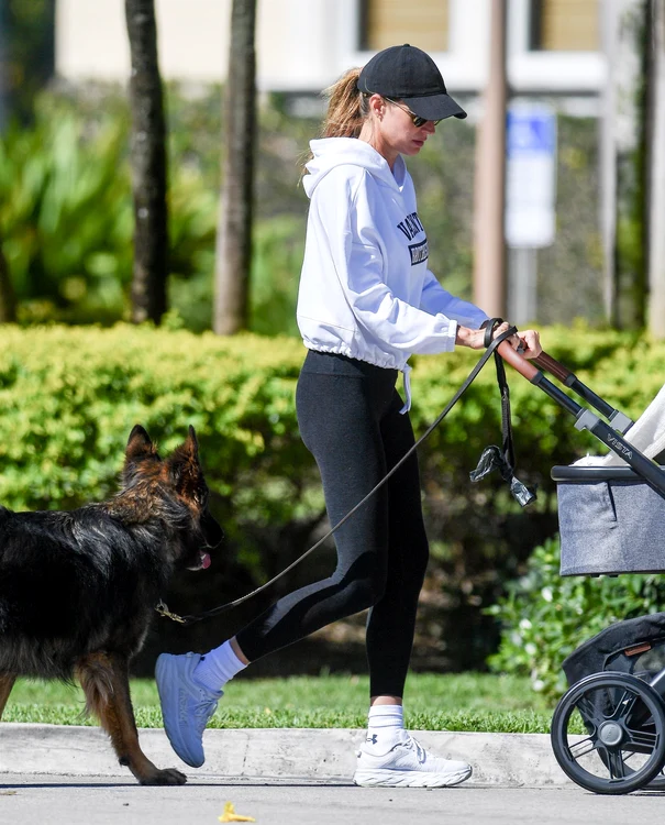 Gisele Bündchen își plimbă nou născutul și câinii, Profimedia (1) jpg
