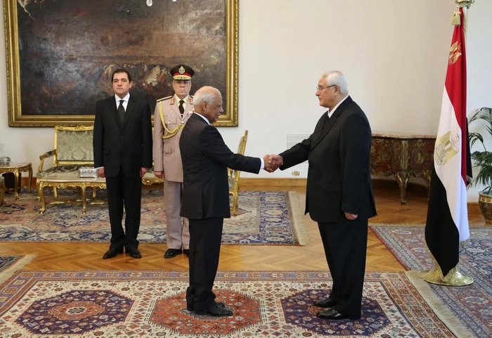 Preşedintele Adli Mansour şi prim-ministrul Hazem Beblawi. FOTO: Reuters