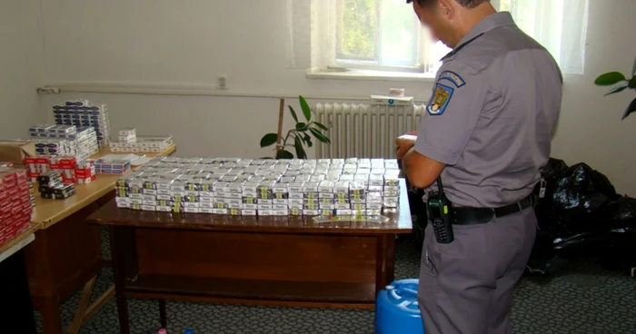 Ţigările şi alcoolul au fost confiscate. Foto: Adevărul
