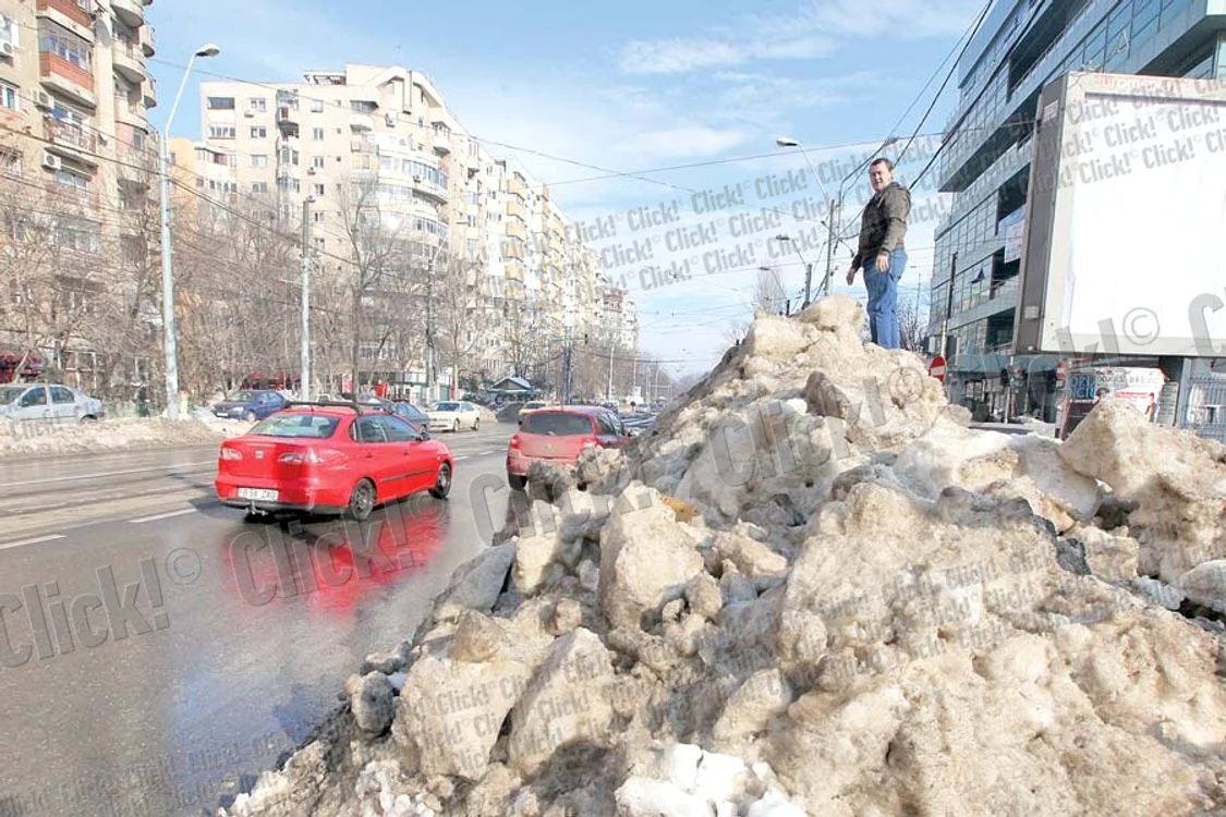 
    Bulevardul Ghencea: Munţii de zăpadă cu  noroi blochează de-a  valma locurile de  parcare şi trotuarele  