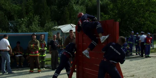 Pompierii vâlceni de la serviciile private şi cele voluntare s-au întrecut în concurs
