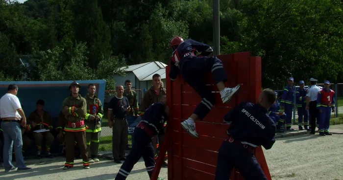Pompierii vâlceni de la serviciile private şi cele voluntare s-au întrecut în concurs