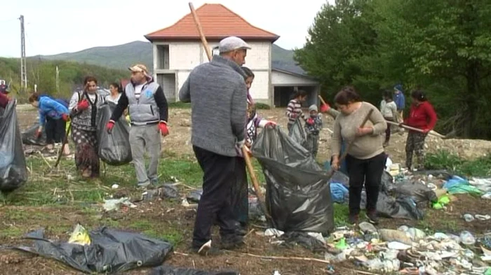 Romii din Bujoreni - Vâlcea şi acţiunea de ecologizare a localităţii Foto Primăria Bujoreni