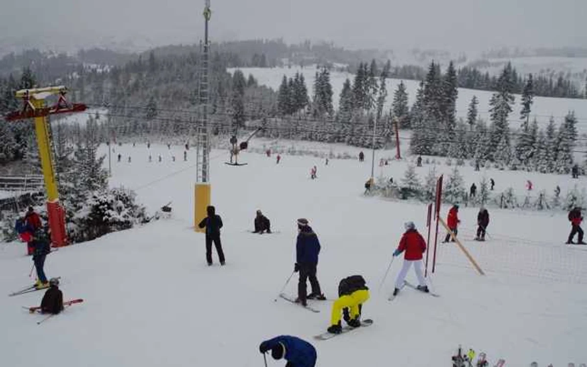 Sute de turişti au invadat pârtiile din Sovata şi Topliţa, imediat ce şi-au revenit după petrecere