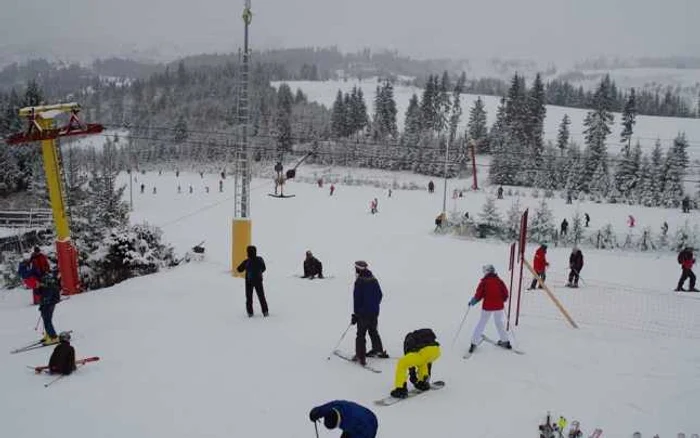 Sute de turişti au invadat pârtiile din Sovata şi Topliţa, imediat ce şi-au revenit după petrecere