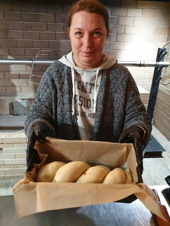 După ce sunt împletiţi, cozonacii sunt băgați în cuptor