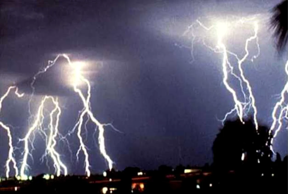 Potrivit Prefecturii Dâmboviţa, la această oră lucrează 6 echipe de electricieni pentru remedierea problemelor