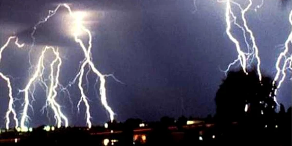 Furtuna cu fulgere si tunete provocata