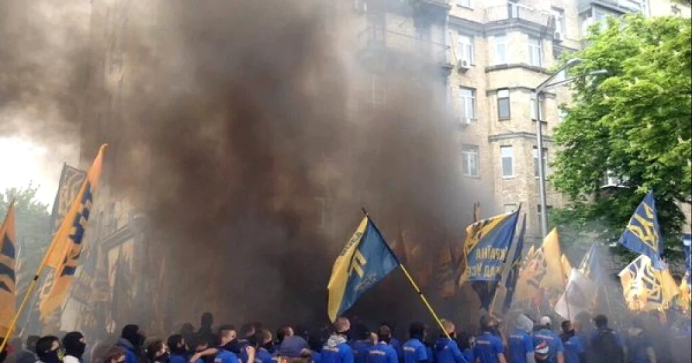 Mars al Batalionului Azov la Kiev FOTO Twitter @myrevolutionrus