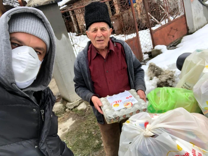 Voluntari la Horezu din grupul de sprijin format în timpul pandemiei de coronavirus Foto Adevărul