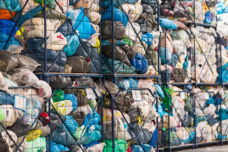 Colectarea deșeurilor textile, obligatorie de la 1 ianuarie. Cum arată recipientele de reciclare