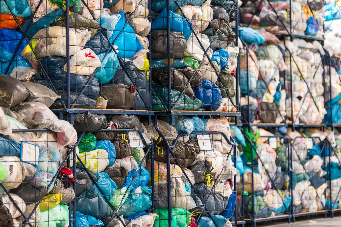 Colete cu deșeuri textile într-un depozit