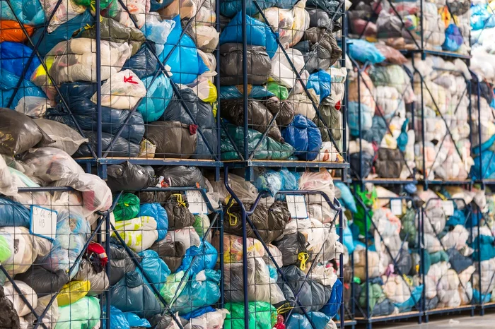 Containere pline cu pungi cu produse textile