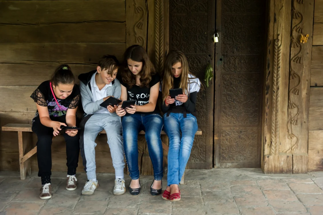 Ministerul Educaţiei a alocat fonduri pentru a cumpăra tablete destinate copiilor nevoiaşi