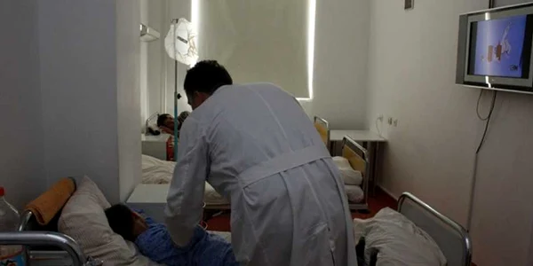 copil pe patul de spital
