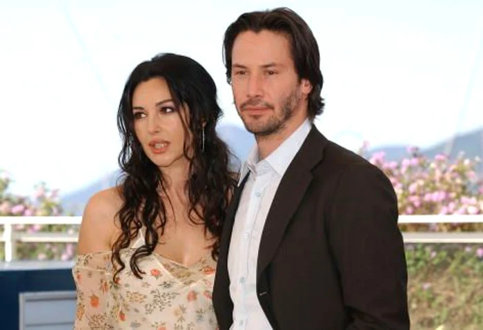 Monica Bellucci și Keanu Reeves pozează pentru filmul 'Matrix Reloaded' la cea de-a 56-a ediție a Festivalului de Film de la Cannes (15 mai 2003)