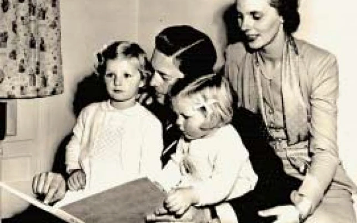 Maiestăţile Lor Regele Mihai şi Regina Ana, Principesa Margareta şi Principesa Elena, în Anglia