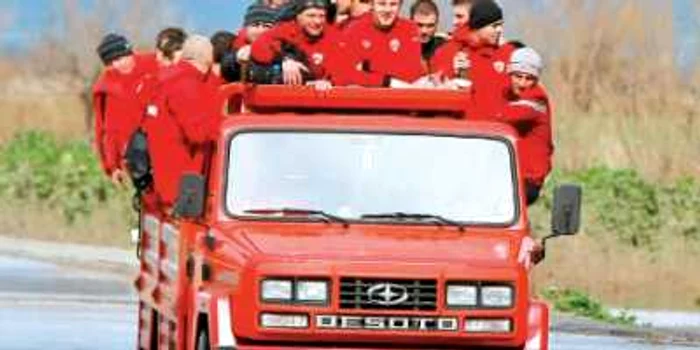 Jucătorii dinamovişti au apelat la o camionetă pentru a trece apa