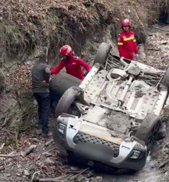 Patronul unei pensiuni din Neamț a murit după ce autoturismul său s-a prăbușit într-o râpă