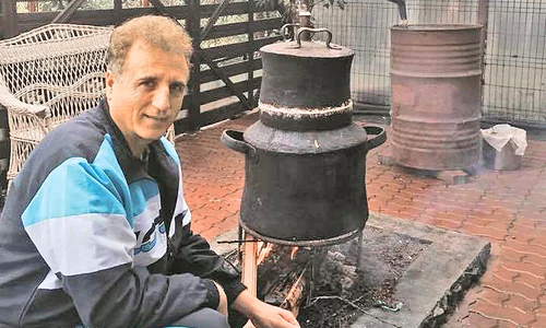 Constantin Enceanu face ţuică după reţeta bunicii sale jpeg