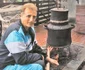 Constantin Enceanu face ţuică după reţeta bunicii sale