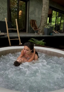 Crstina Ich, topless în jacuzzi cu fiul său, Noah / Sursa: Instagram  