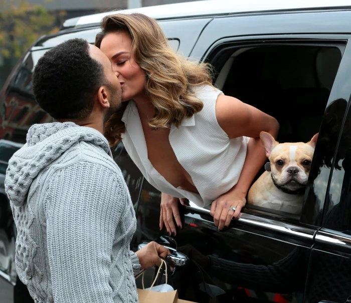 Chrissy Teigen şi soţul ei, John Legend. FOTO Hepta