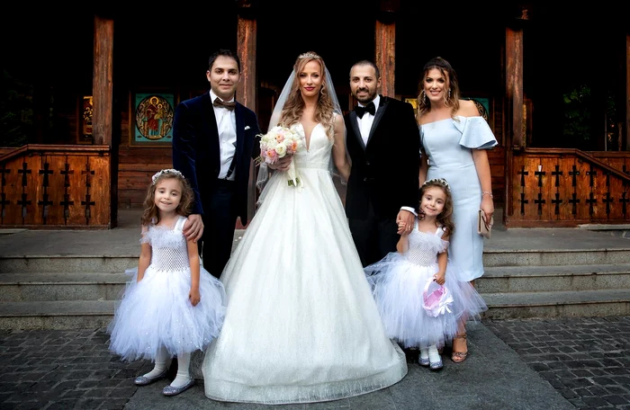 
    Gemenele Laviniei Goste au fost domnișoare de onoare  