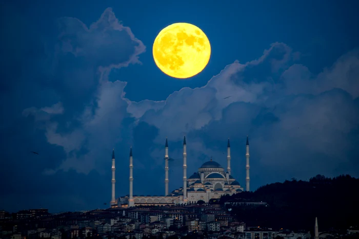 Lună plină deasupra Moscheii lui Suleiman din Istanbul Foto Profimedia