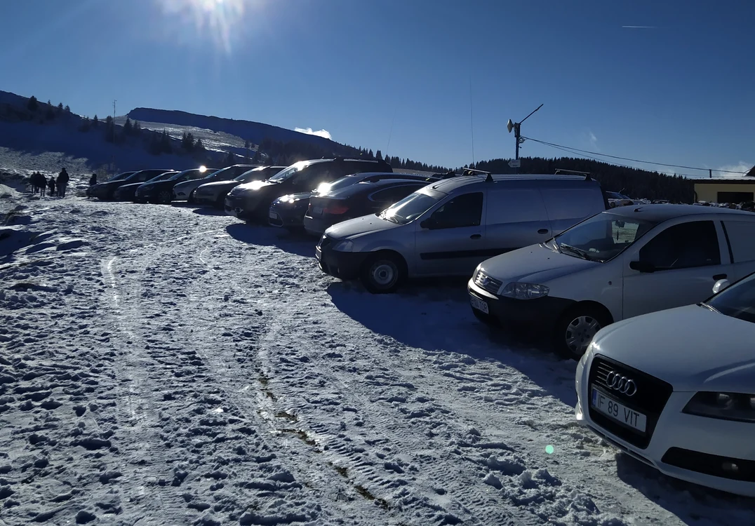 Aglomerație de mașini pe platoul Bucegi 