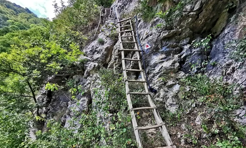 catunul inelet din muntii cernei jpg
