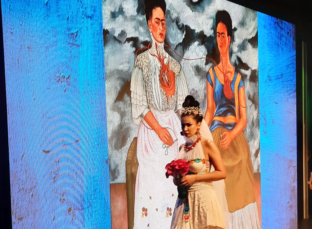 Nicoleta a defilat pe catwalk pentru designerul Liza Panait, în rochie de mireasă / foto: Click!