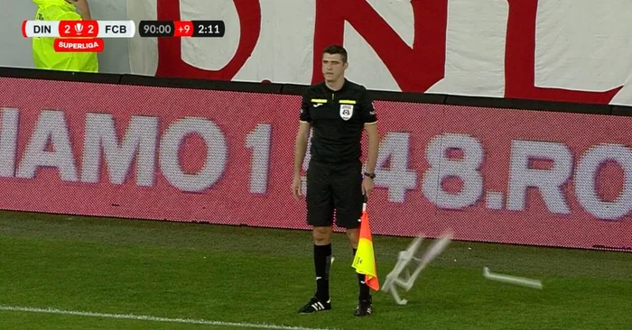 Scaunul a aterizat chiar lângă arbitrul de linie. captură TV