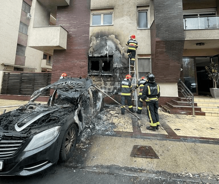Mercedes în flăcări în Cartierul Francez din Capitală. Focul s-a extins la fațada unui bloc VIDEO
