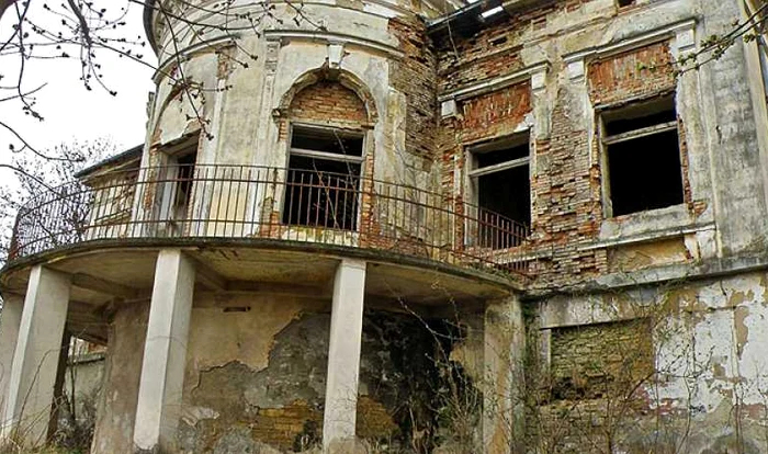Casa este părăsită și în paragină de mulți ani FOTO: Arhivă, Adevărul