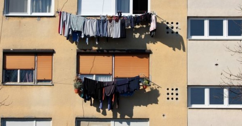 Uscarea rufelor în afara balconului, interzis în Craiova. Ce amenzi riscă locatarii