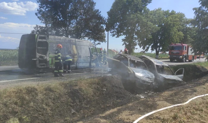 Două autoturisme şi un microbuz s-au ciocnit şi au luat foc