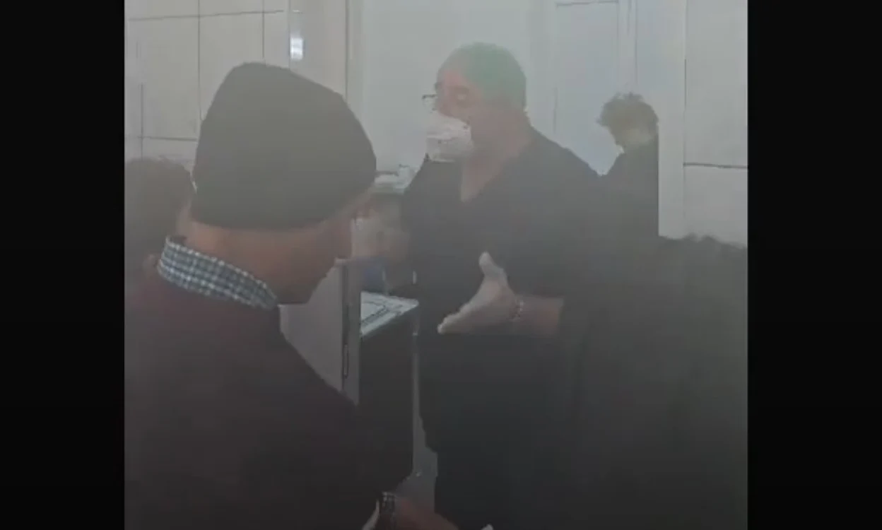 Dispută la ușa cabinetului la Spitalul Județean Ploiești FOTO: Captură video