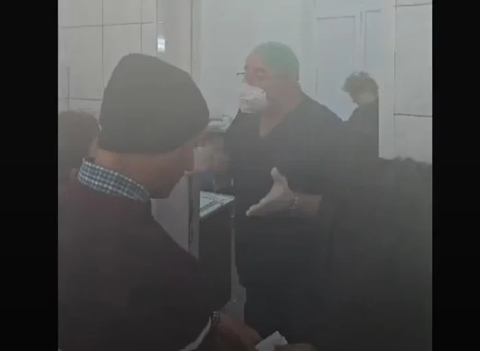 Dispută la ușa cabinetului la Spitalul Județean Ploiești FOTO: Captură video