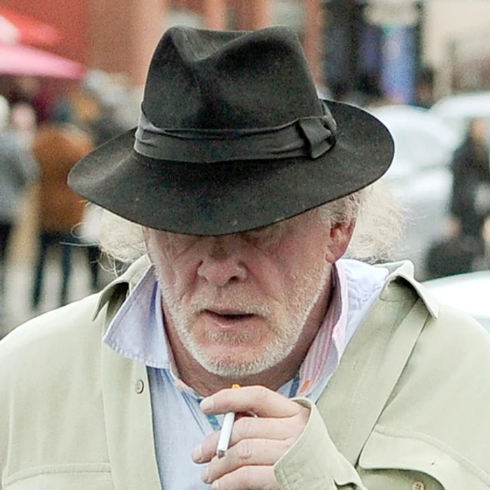 Doctorii  i-au interzis  să mai fumeze